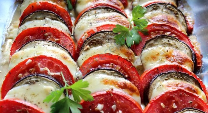 Запеканка из баклажанов с помидорами и сыром в духовке