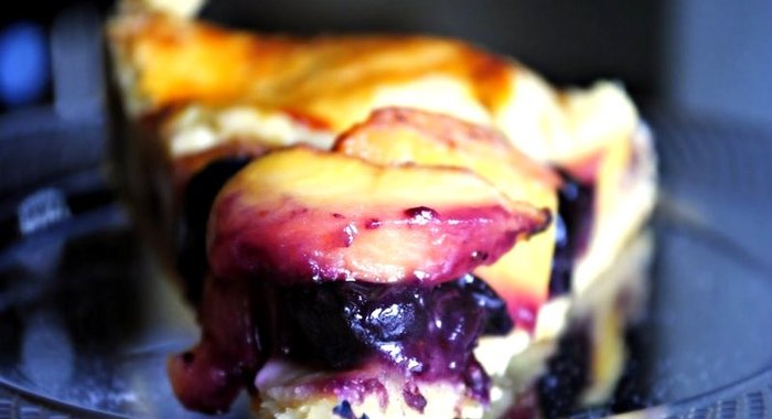 Пирог с черникой и персиками по-деревенски