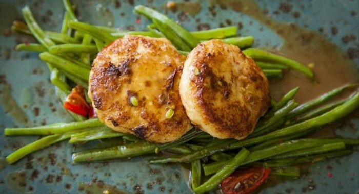 КОТЛЕТА ИЗ МУКСУНА С КЕНИЙСКОЙ ФАСОЛЬЮ