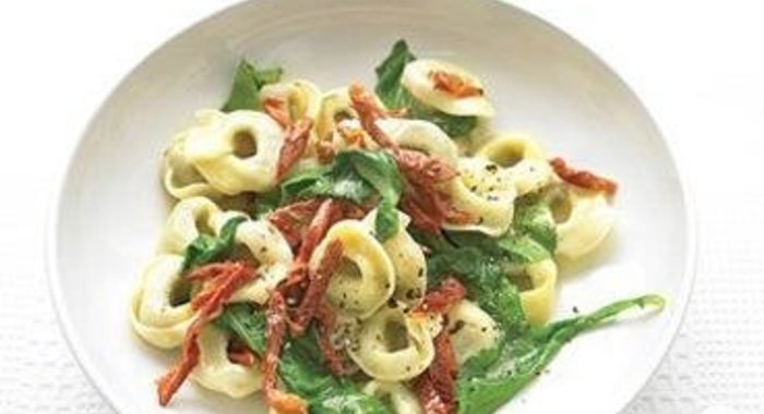 Тортеллини с аругулой и помидорами