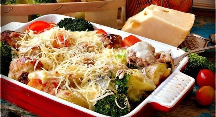 Запеканка с тефтелями и брокколи