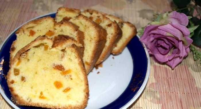 Простой кекс с курагой