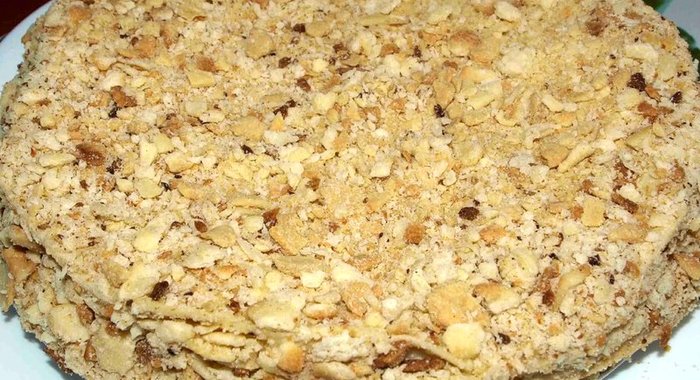 Торт «Наполеон» с заварным кремом и орешками