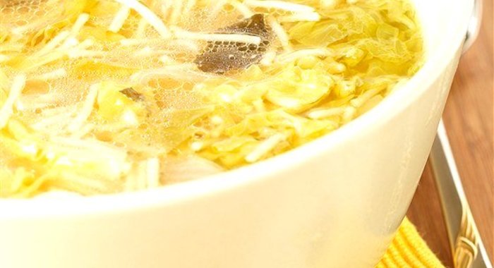 Суп мисо с курицей, пореем, ростками бамбука и лапшой рамен