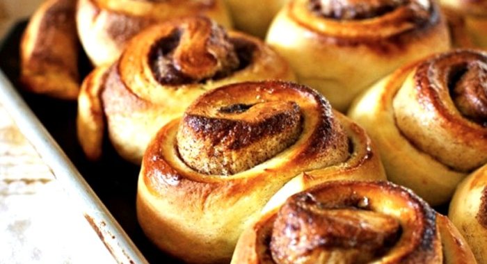 Сдобные булочки с корицей