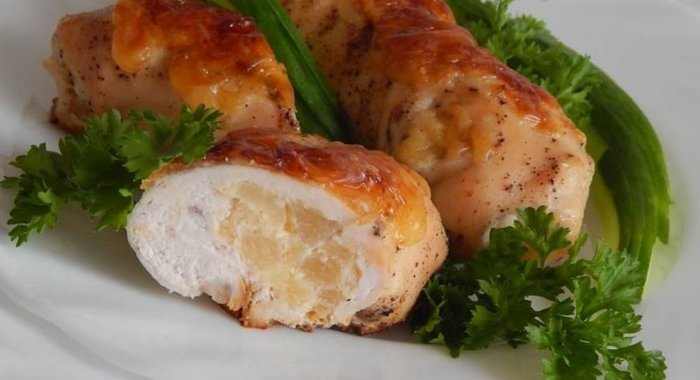 Куриные рулетики с ананасами под сырной шубкой