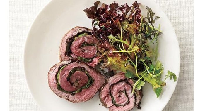 Мясные рулетики, фаршированные шпинатом