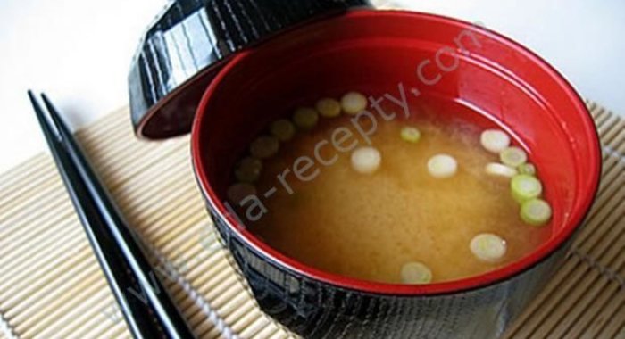 Японский суп мисо с соевым соусом и тофу