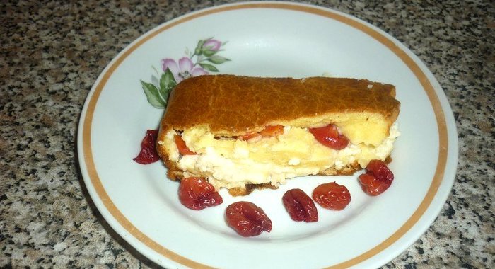 Творожный кекс с вишней и заварным кремом
