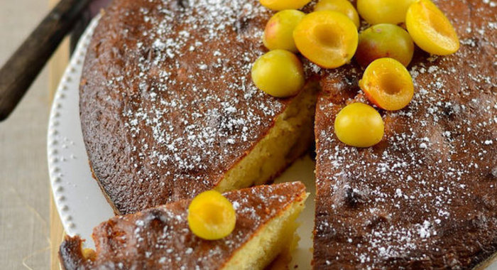 Йогуртовый пирог со сливами мирабель