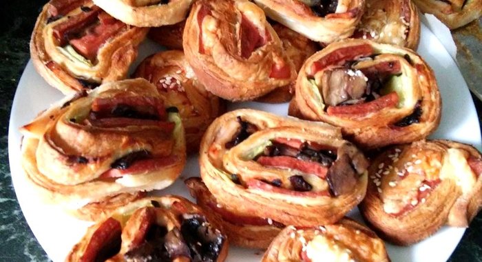 Слоеные булочки с ветчиной и зеленью