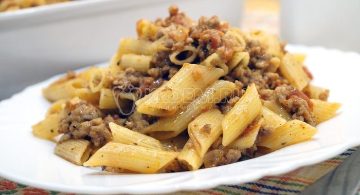 Печенье с фруктами и взбитыми сливками