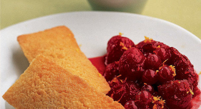 Миндальные кексики и жареные ягоды