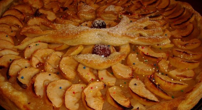 Пирог из слоеного теста с яблочным джемом