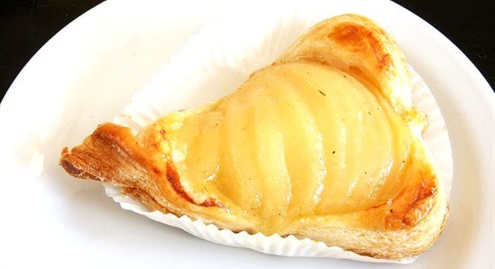 Груши в слоеном тесте с корицей