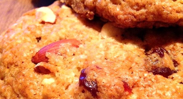 Миндальное печенье с сушеной вишней