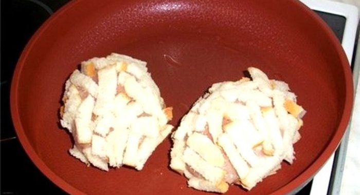 Куриные котлеты с сыром и изюмом