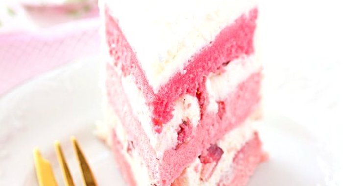 Розовый торт с клубникой, белым шоколадом и маскарпоне