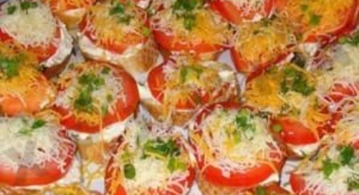 Горячие бутерброды с помидором сыром и чесноком