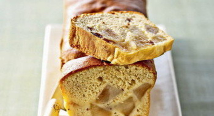 Кекс с яблоками и кишмишем