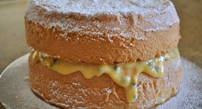 Бисквитный торт с творожной начинкой