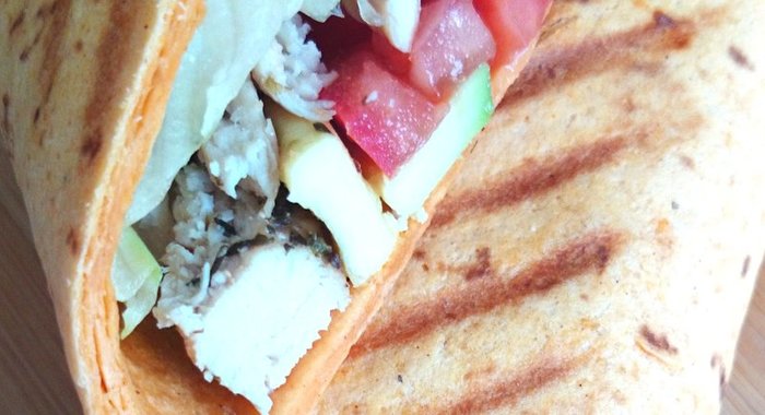 Тортилья с курицей, помидорами и авокадо на гриле