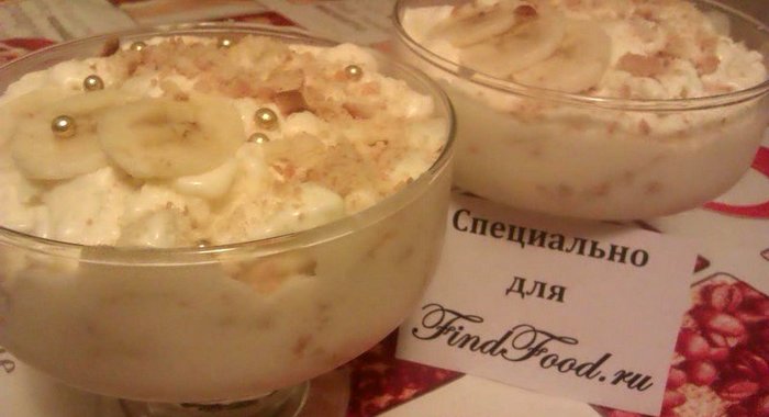 Банановый десерт с мороженым и печеньем