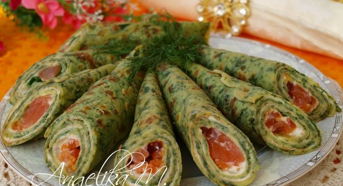 Шпинатные блинчики с красной рыбой и икрой