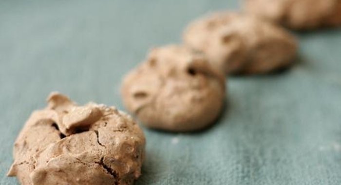 Шоколадное безе с миндалем