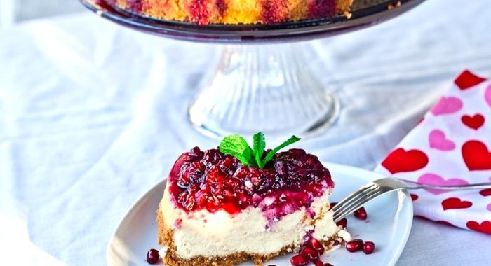 Чизкейк с ежевикой, малиной и гранатом