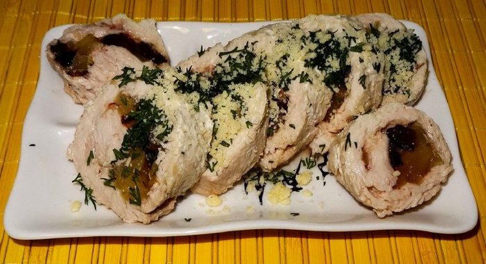 Рулет из индейки с начинкой из яблок и чернослива