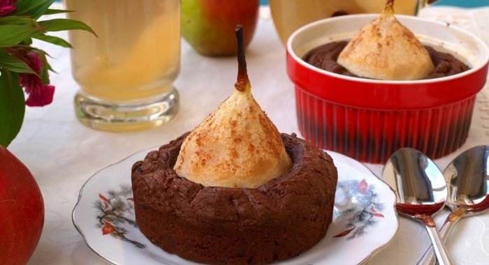 Шоколадные кексы с целыми грушами