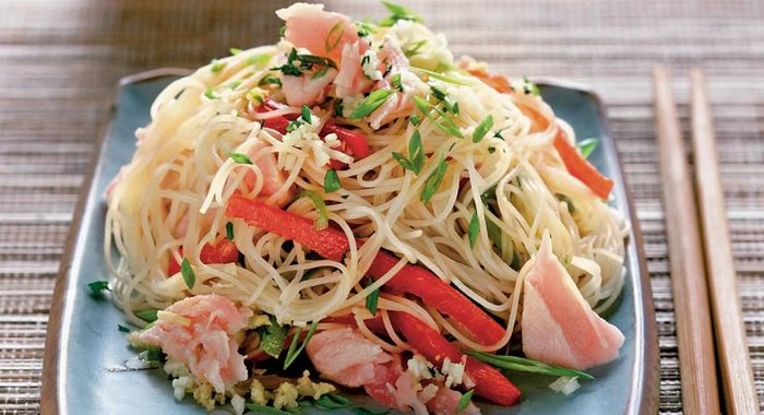 Салат с тунцом и рисовой лапшой