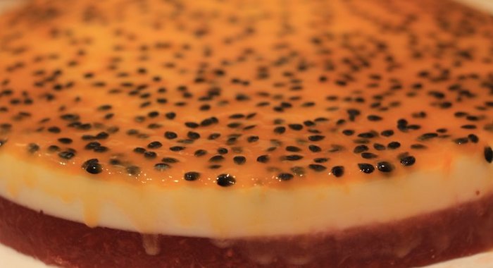 Слоеная панна-котта с клубникой и пассифлорой