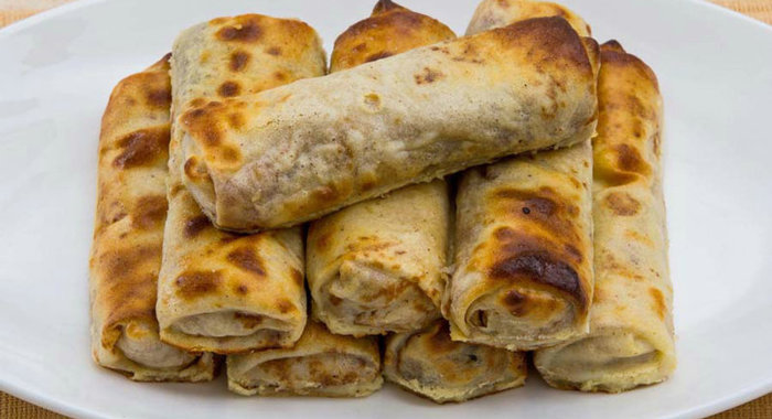 Блины с начинкой из молочного риса, запеченные в сметане