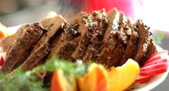 Рулет из оленины с черносливом и грецкими орехами