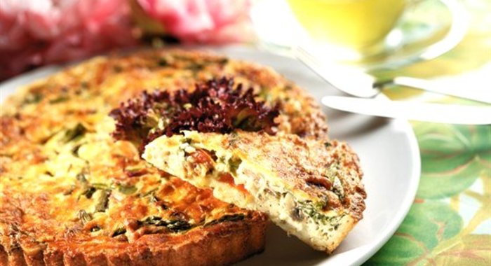 Овощной пирог со шпинатом и зеленым горошком