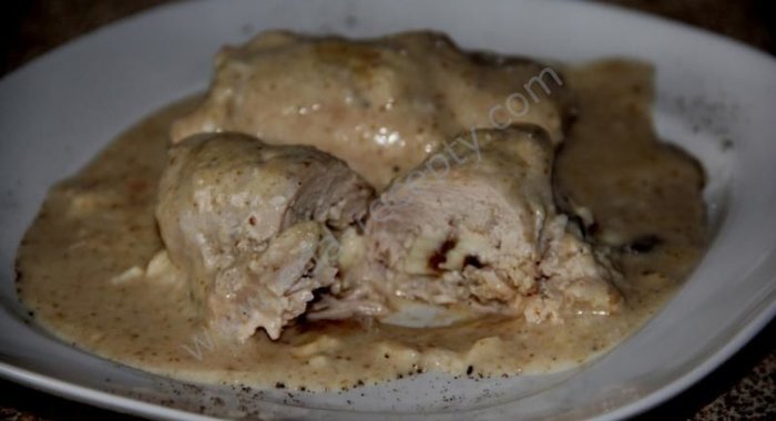 Куриные рулеты в молочно-грибном соусе