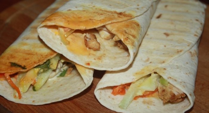 Тортильи с куриной грудкой-карри и овощами
