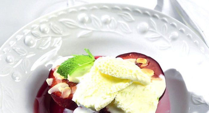 Глазированные сливы с шербетом из лайма