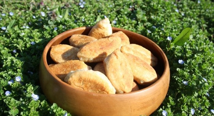 Пирожочки на лужочке (с зеленым луком, укропом, сыром и яйцом)