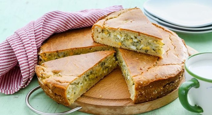 Заливной быстрый пирог с молодой белокочанной капустой, укропом и яйцом