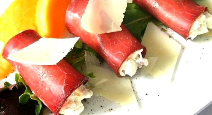 Рулетики из брезаолы с козьим сыром