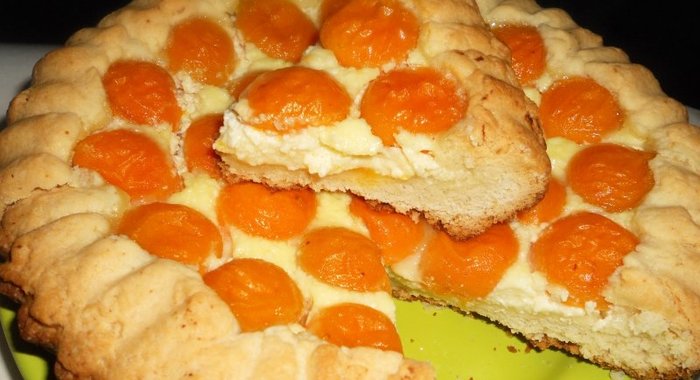 Песочный пирог с творогом и абрикосами
