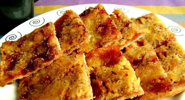 Быстрый ягодный пирог на манке