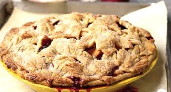 Осенний яблочный пирог с ежевикой