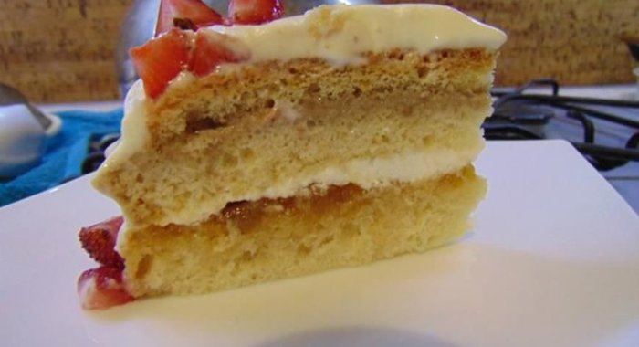 Торт со сметанным кремом и клубникой