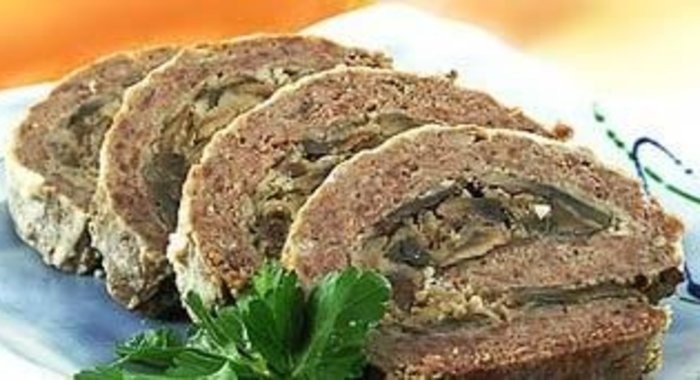 Мясной рулет с грибами