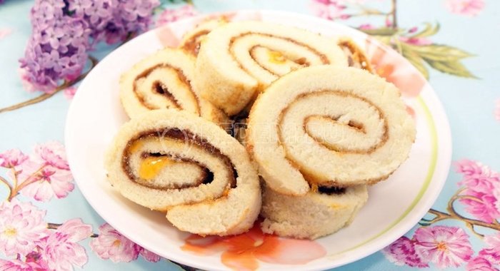 Рулет с абрикосовым джемом