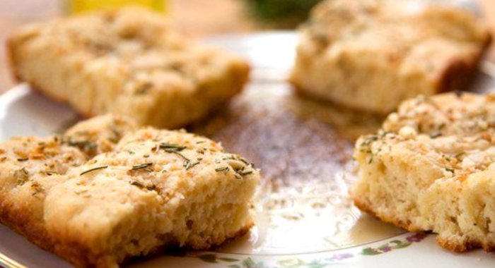 Фокачча с каменной солью и розмарином